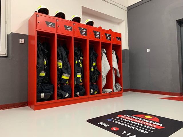 Szafa ubraniowa STRN400/3 na nogach, potrójna z uchwytem na kask