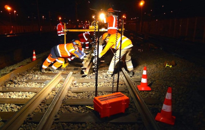 Akumulatorowy maszt oświetleniowy NightSearcher SOLARIS DUO 2x20.000 lumenów 50 Ah Li-Ion