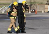 Manekin szkoleniowy Ruth Lee FIRE House 70 kg podczas ćwiczeń 3