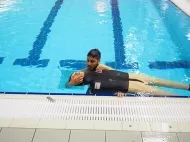 Manekin szkoleniowy Ruth Lee Pool Rescue 30 kg podczas ćwiczeń na basenie 6