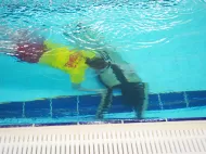 Manekin szkoleniowy Ruth Lee Pool Rescue 30 kg podczas ćwiczeń na basenie 5