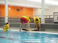 Manekin szkoleniowy Ruth Lee Pool Rescue 30 kg podczas ćwiczeń na basenie 2