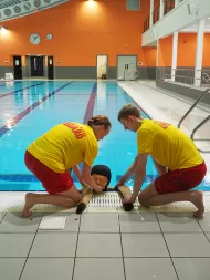 Manekin szkoleniowy Ruth Lee Pool Rescue 30 kg podczas ćwiczeń na basenie 8