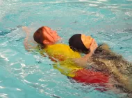 Manekin szkoleniowy Ruth Lee Pool Rescue 30 kg podczas ćwiczeń na basenie 4