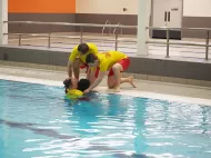 Manekin szkoleniowy Ruth Lee Pool Rescue 30 kg podczas ćwiczeń na basenie 3