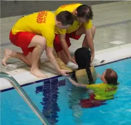 Manekin szkoleniowy Ruth Lee Pool Rescue 30 kg podczas ćwiczeń na basenie