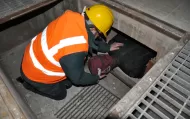 Manekin szkoleniowy Ruth Lee Confined Space 50 kg podczas ćwiczeń