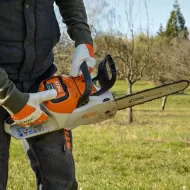 Akumulatorowa pilarka łańcuchowa Stihl MSA 220 C-B w akcji