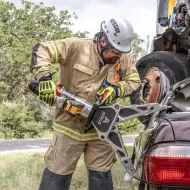 Rękawice techniczne KONG Extrication EXTRC w pracy z narzędziami