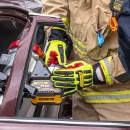 Rękawice techniczne KONG Extrication EXTRC w czasie pracy